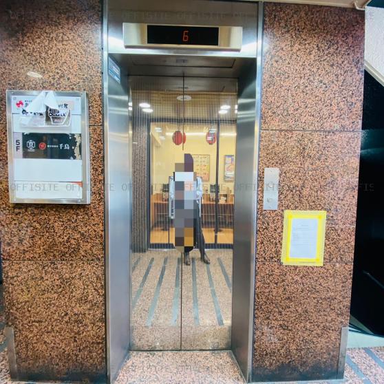 第５１東京ビルのエレベーター