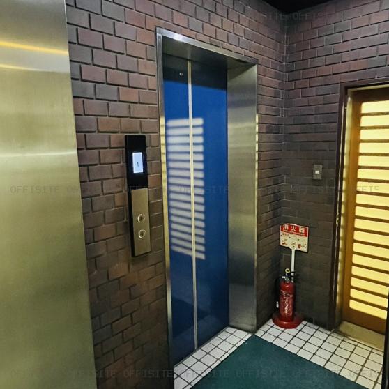 丸万１号館ビルのエレベーター