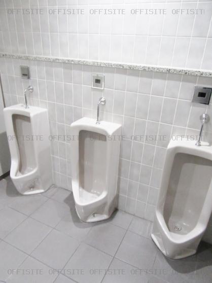 第１２東ビルの男性用トイレ