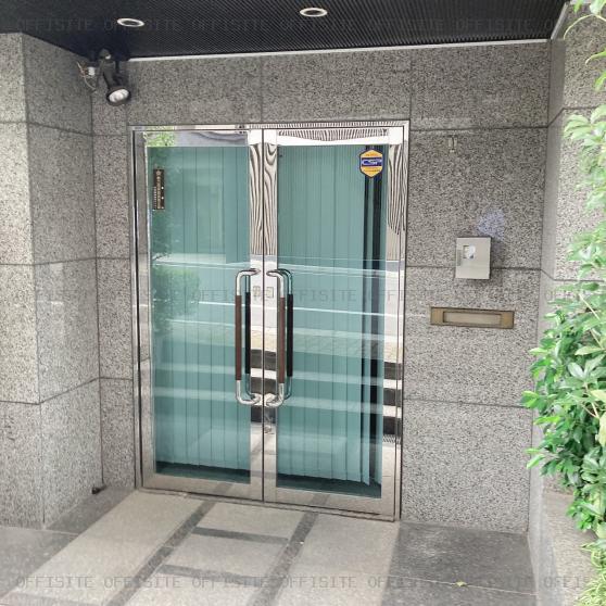 中島ＩＣハイツの1階オフィス出入口