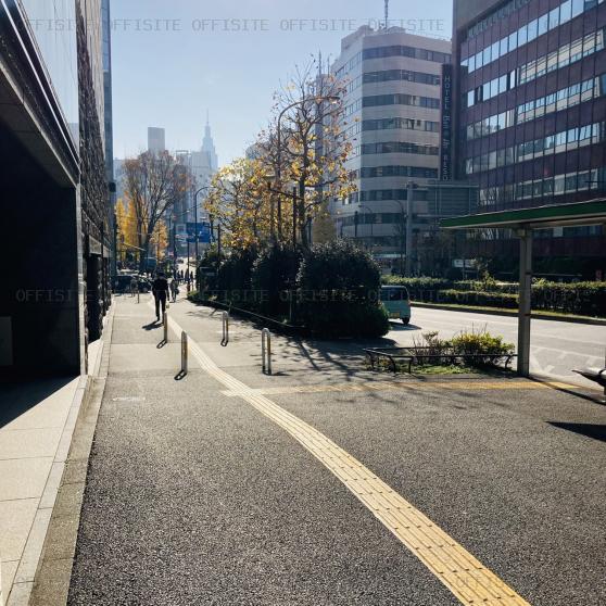 新宿ＥＡＳＴ ＣＯＵＲＴのビル前面道路