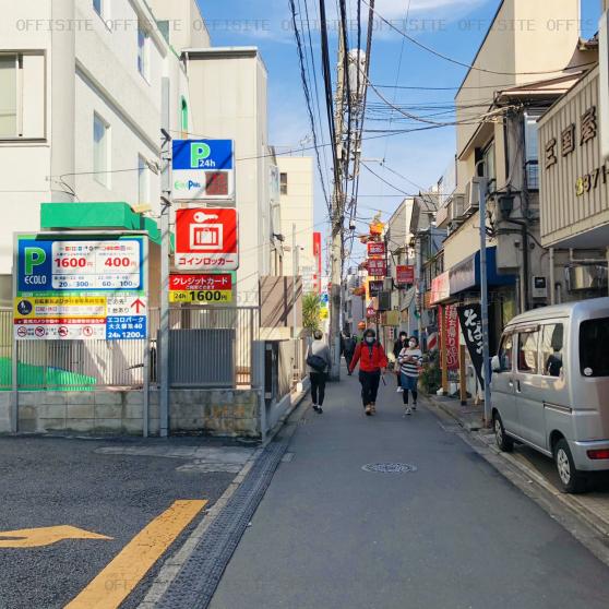 新宿タウンプラザのビル前面道路