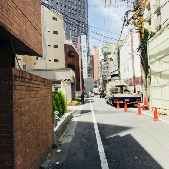 朝日新宿館のビル前面道路