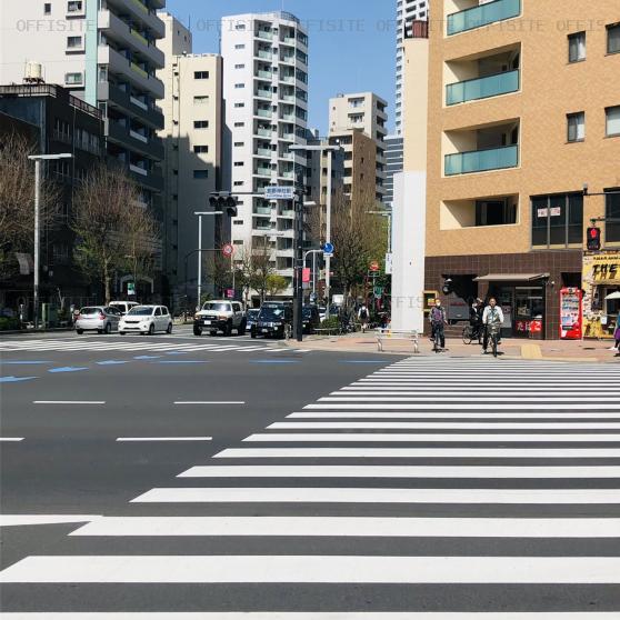 西新宿ＰＩＮＥ ＮＥＥＤＬＥのビル前面道路