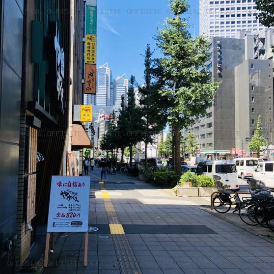 新宿島津ビルのビル前面道路