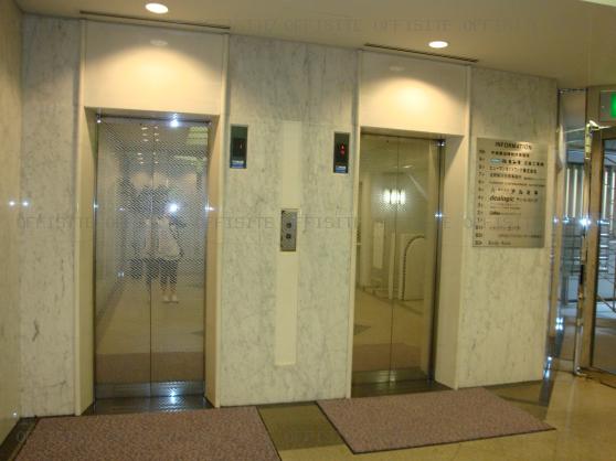 ユニゾ八重洲２丁目ビルのエレベーター