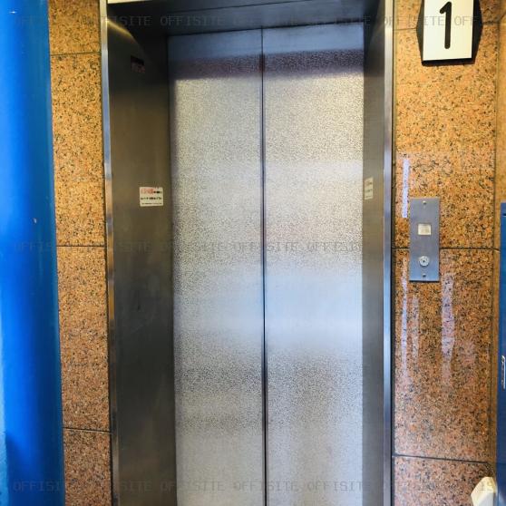 さかえビルのエレベーター