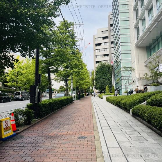 日本アムウェイ本社ビルの前面歩道