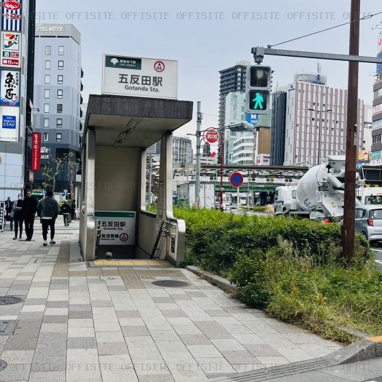電波ビルの地下鉄(浅草線五反田駅)入口
