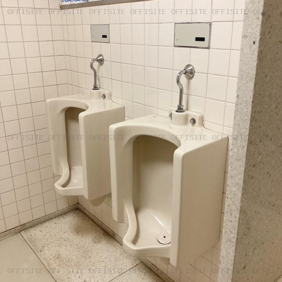錦精社神田ビルの小便器トイレ