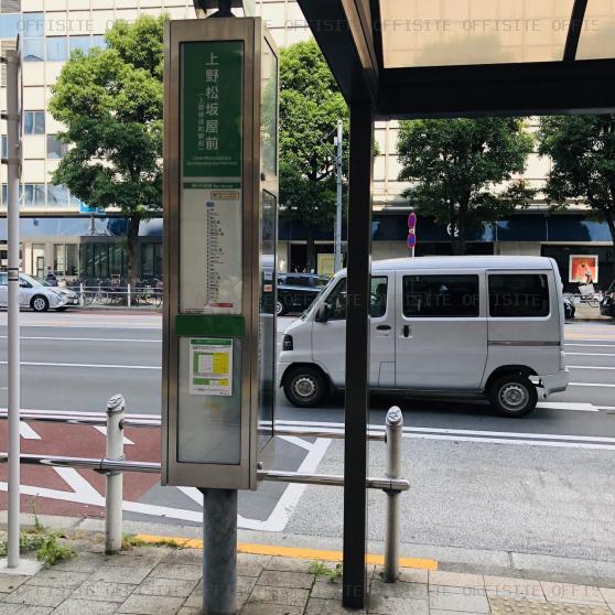上野鈴乃屋本店ビルの目の前にバス停