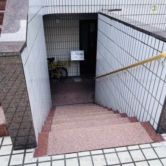 青山ＮＳビルの地階階段