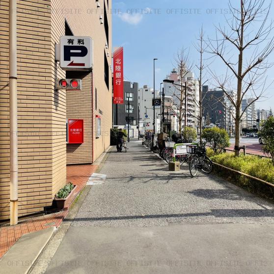 東京富山会館ビルディングの前面歩道