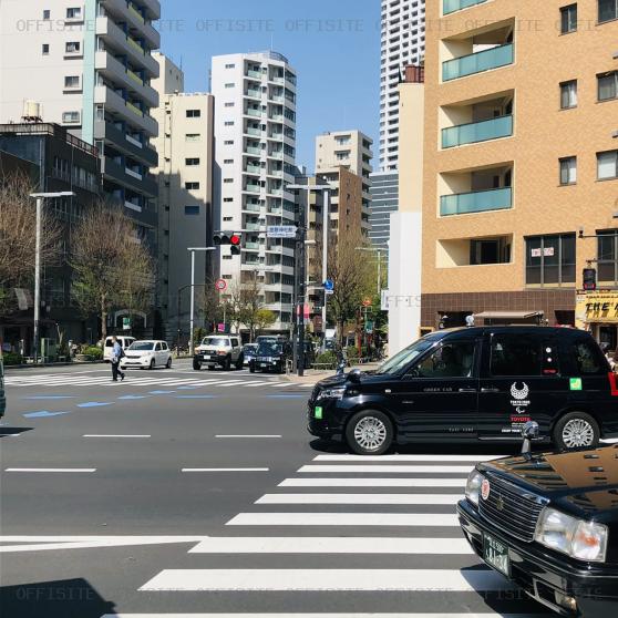 西新宿ＰＩＮＥ ＮＥＥＤＬＥのビル前面道路