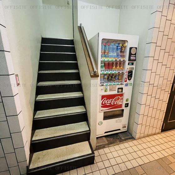 イワツキビルの階段と自動販売機