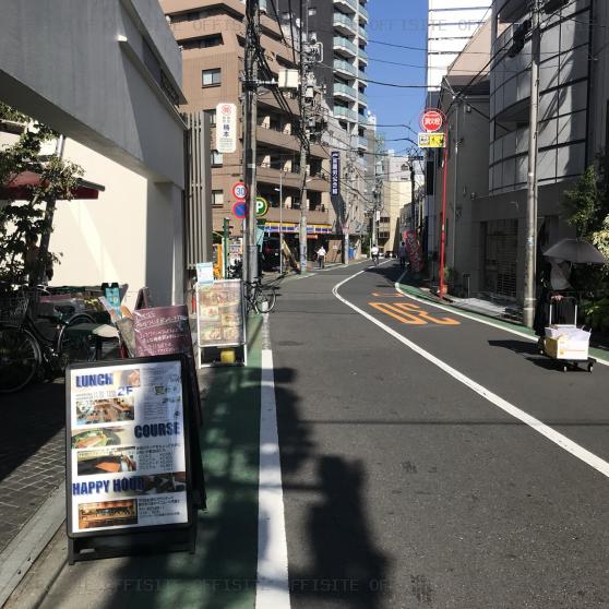 モドマルシェ渋谷桜丘ビルのビル前面道路
