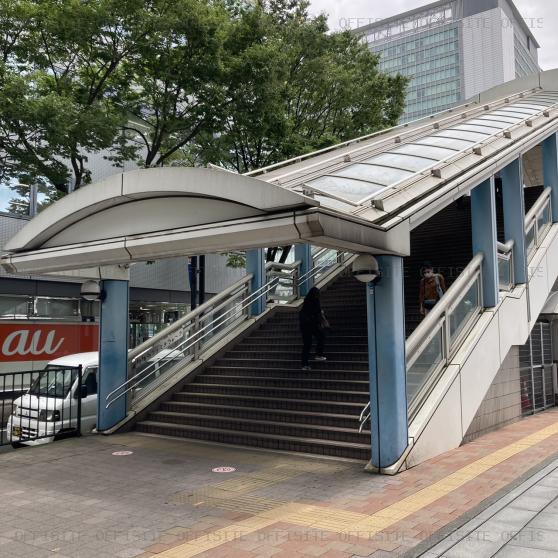 新横浜スクエアビルの駅ロータリー直結階段