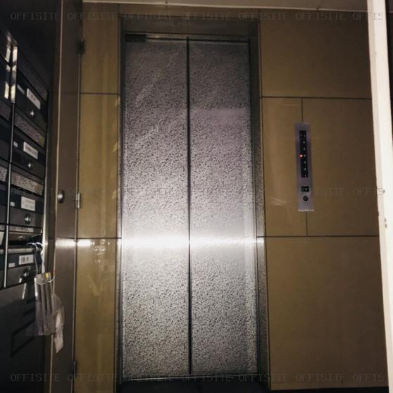 鈴藤ビルのエレベーター