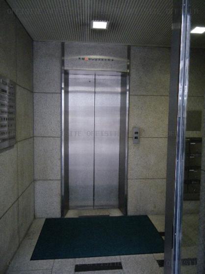 三原堂本店ビルのエレベーター
