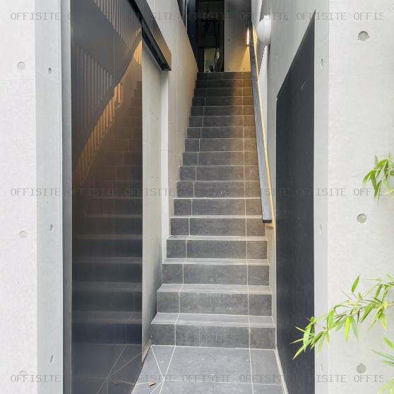 エスパシオ新富町ビルの2Fへの専用階段