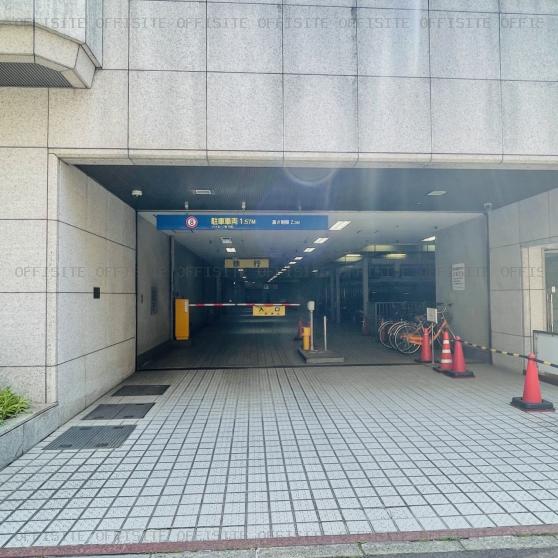 名古屋広小路ビルヂングの駐車場出入口