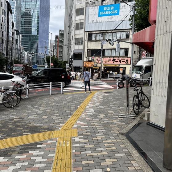 渋谷イースト（ＳＨＩＢＵＹＡ ＥＡＳＴ）ビルの前面歩道