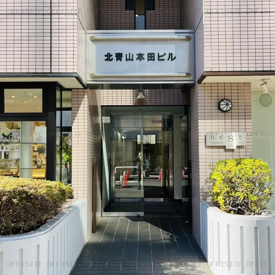北青山本田ビルのオフィスビル出入口