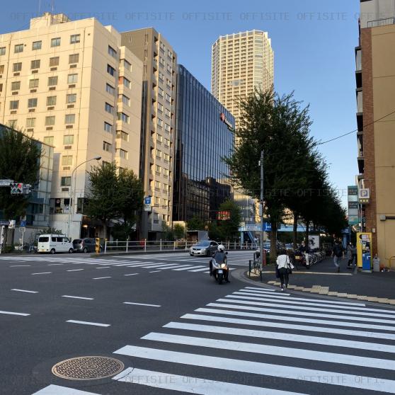 Ｌａｎｄｗｏｒｋ新宿ビルのビル前面道路