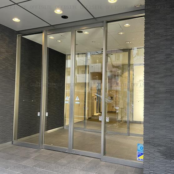 神田ビジネスキューブのオフィスビル出入口