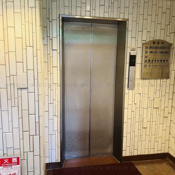 西新宿成和ビルのエレベーター