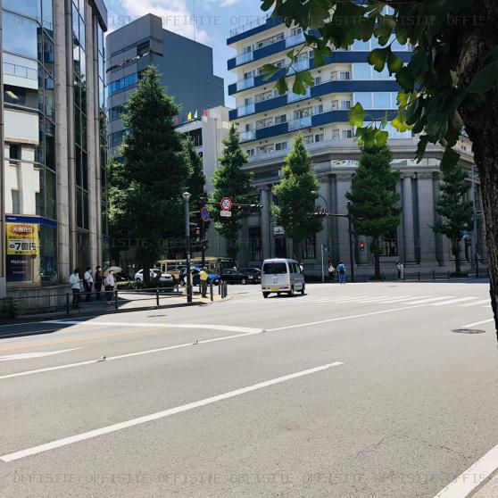 横浜平和ビルのビル前面道路