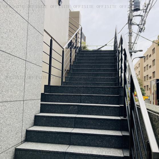 ＵＵＲ四谷三丁目ビルのオフィスエントランスへの階段