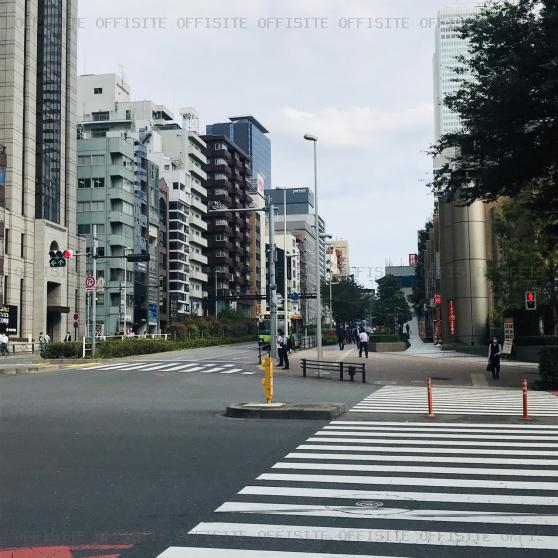 Ｄタワー西新宿のビル前面道路