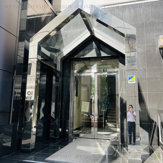 錦精社神田ビルのオフィスビル出入口