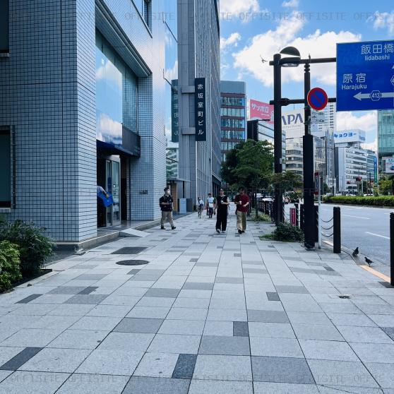 ヒューリックＪＰ赤坂ビルの前面歩道
