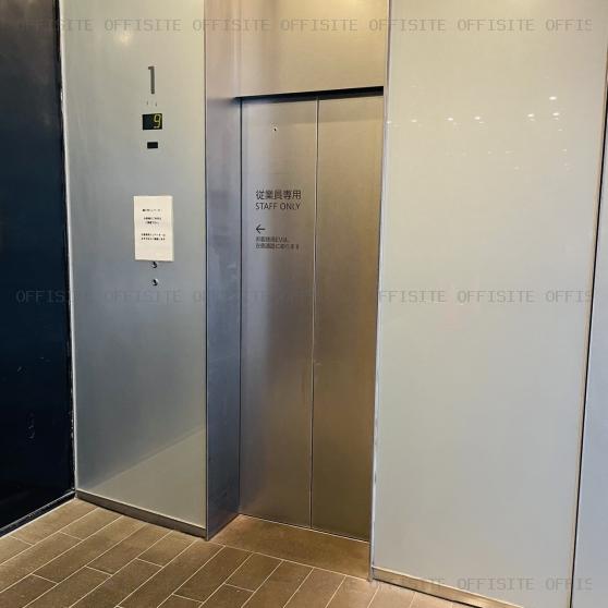 ＪＥＷＥＬ ＢＯＸ ＧＩＮＺＡの従業員専用のエレベーター