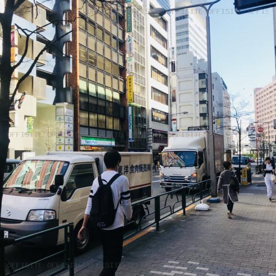 新宿ＥＸ（第１１３東京ビル）のビル前面道路