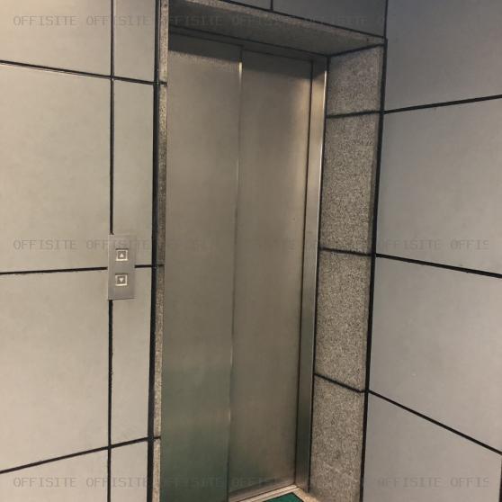 新和ビルのエレベーター
