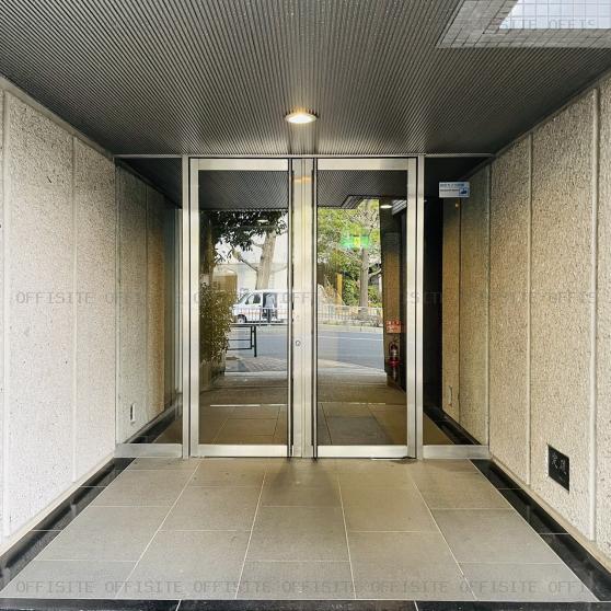 白金台セントラルビルのオフィスビル出入口