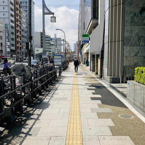 日新上野ビルの前面歩道