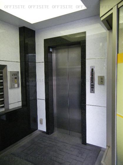 神田駅前ビルのエレベーター