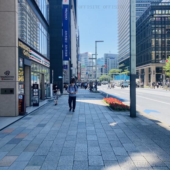 昭和ビル別館のビル前面道路