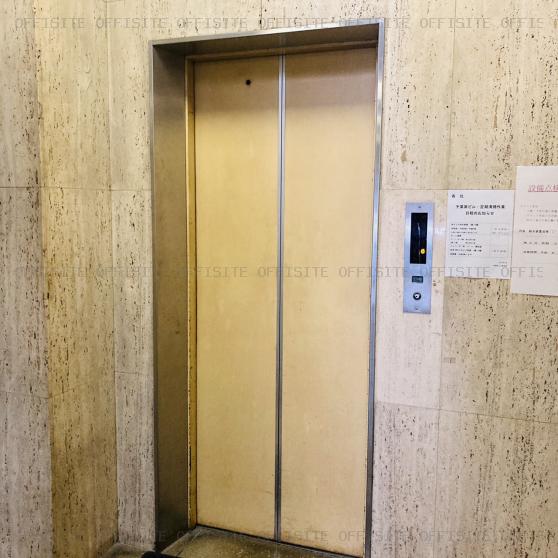千葉家ビルのエレベーター