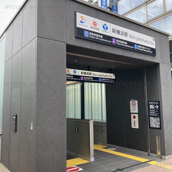 新横浜第一生命ビルのエントランス正面　地下鉄出入口
