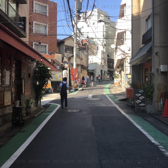 渋谷藤和コープのビル前面道路
