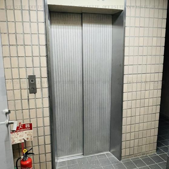 小松上野ビルのエレベーター