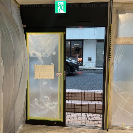 京セラ原宿ビルの1階店舗専用入口