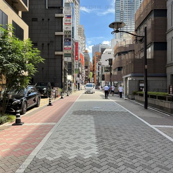 赤坂パロスビルの側面歩道