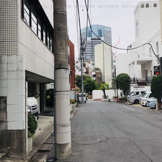 大新京ビルのビル前面道路