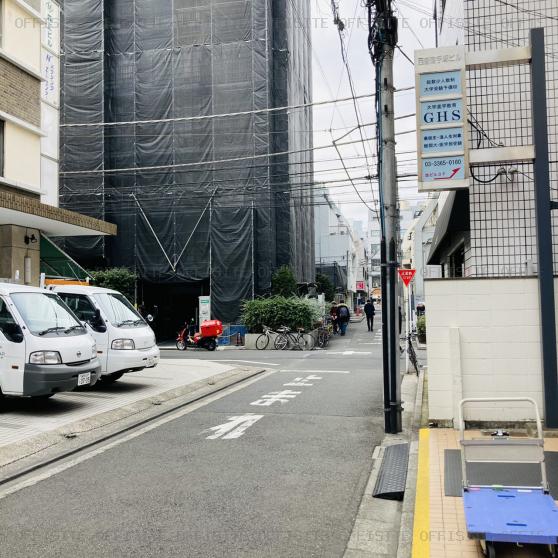 西新宿第一手塚ビルのビル前面道路